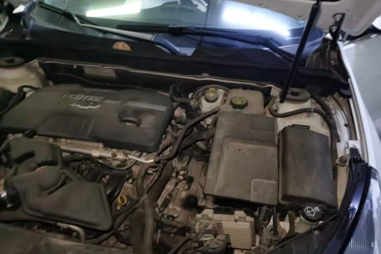Used Chevrolet Malibu 2014 2.0L Automatic Luxury Edition Engine Bay Left