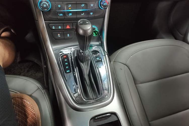 Used Chevrolet Malibu 2014 2.0L Automatic Luxury Edition Gear Lever