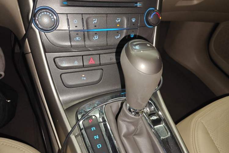 Used Chevrolet Malibu 2014 2.0L Automatic Comfort Edition Gear Lever