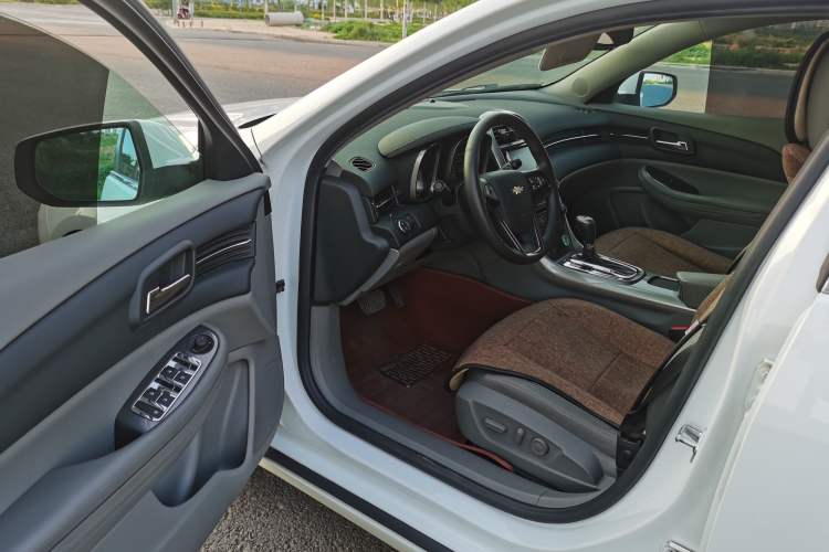 Used Chevrolet Malibu 2014 2.0L Automatic Luxury Edition Interior 1