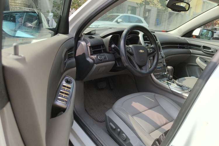 Used Chevrolet Malibu 2014 2.0L Automatic Luxury Edition Interior 3
