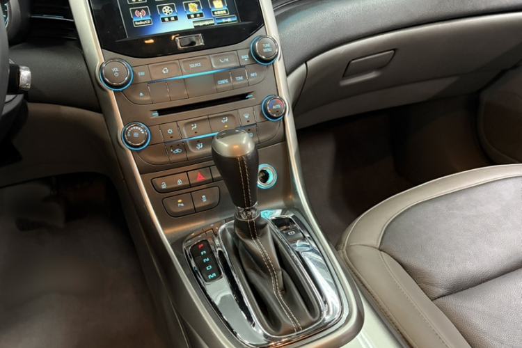 Used Chevrolet Malibu 2014 2.0L Automatic Luxury Edition Interior 3