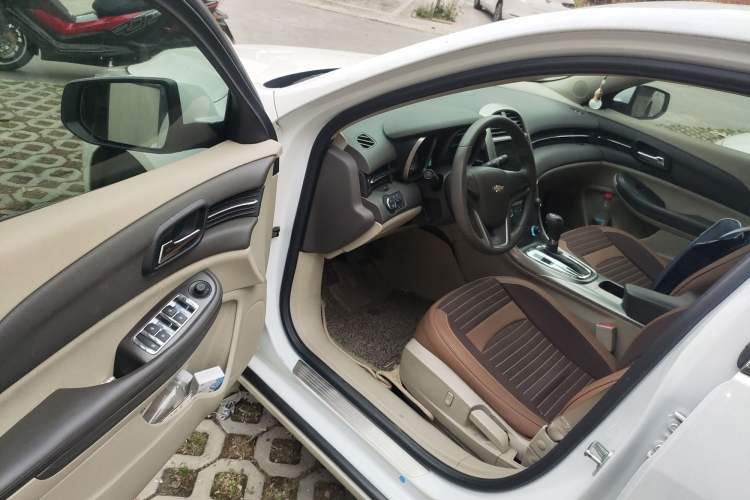 Used Chevrolet Malibu 2014 2.0L Automatic Comfort Edition Interior 3