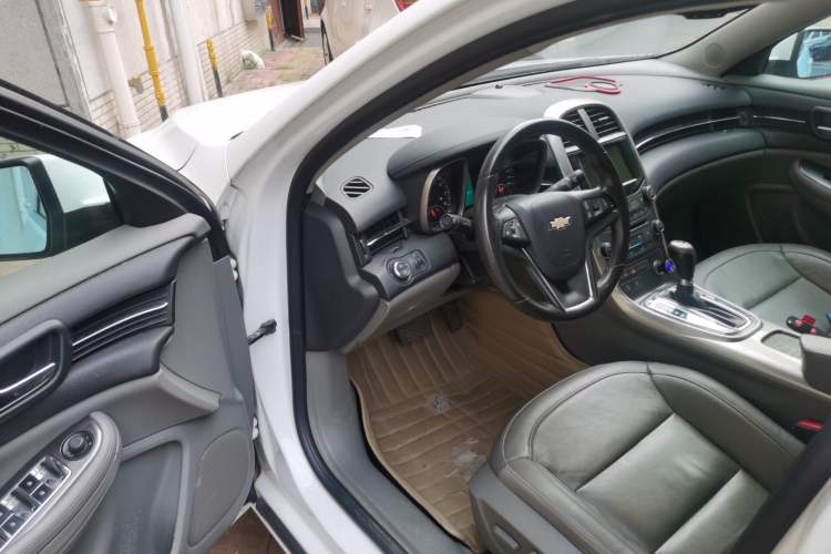 Used Chevrolet Malibu 2014 2.0L Automatic Luxury Edition Interior 3