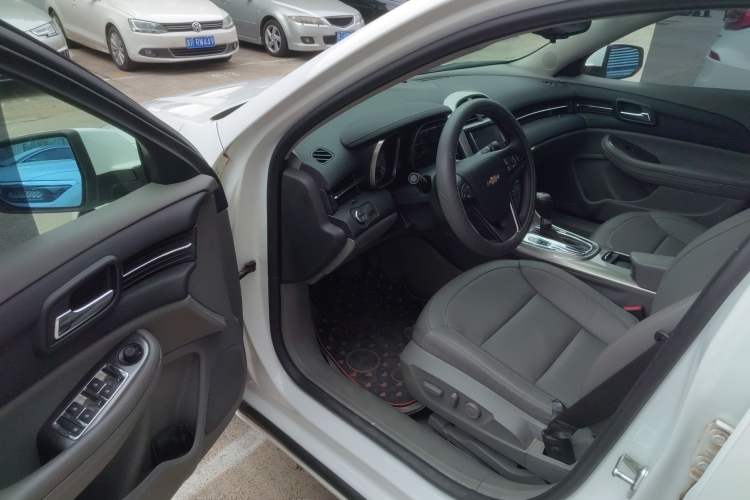 Used Chevrolet Malibu 2014 2.0L Automatic Luxury Edition Interior 3