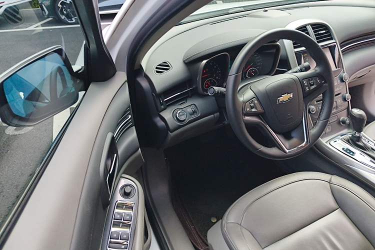 Used Chevrolet Malibu 2014 2.0L Automatic Luxury Edition Interior 3