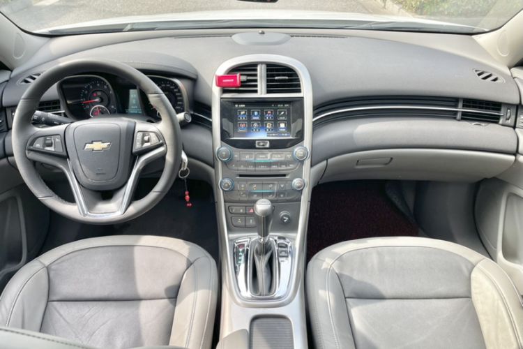 Used Chevrolet Malibu 2014 2.0L Automatic Luxury Edition Interior 3
