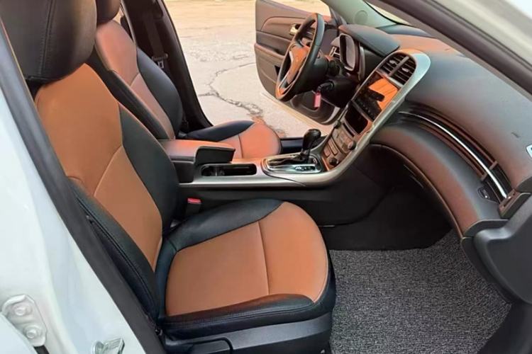Used Chevrolet Malibu 2014 2.0L Automatic Comfort Edition Interior 4
