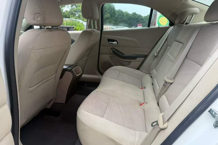 Used Chevrolet Malibu 2014 2.0L Automatic Comfort Edition Interior 4