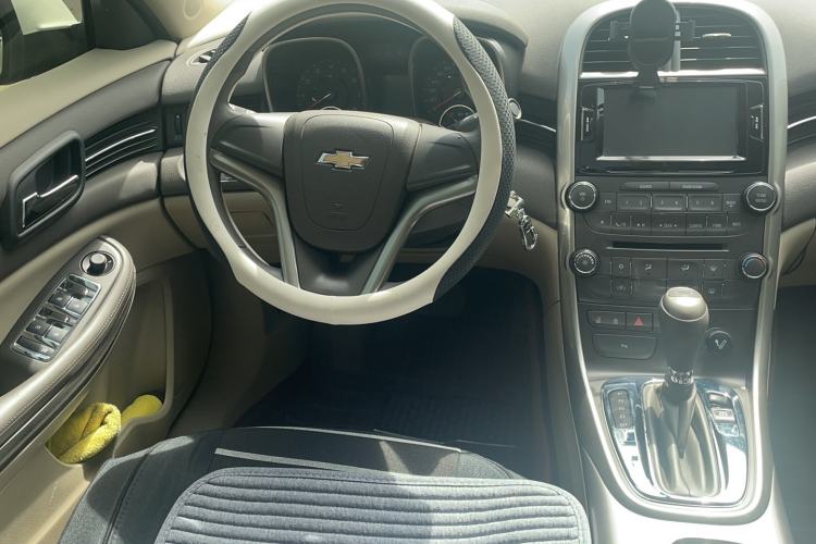 Used Chevrolet Malibu 2014 2.0L Automatic Comfort Edition Interior 5