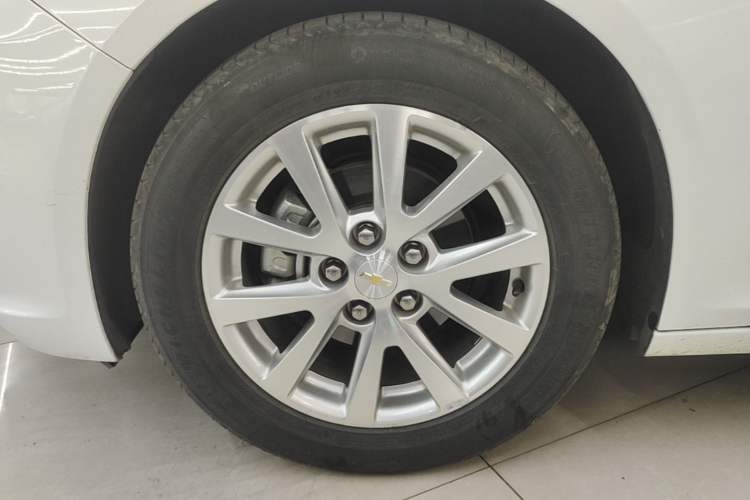 Used Chevrolet Malibu 2014 2.0L Automatic Luxury Edition Left Front Wheel Hub
