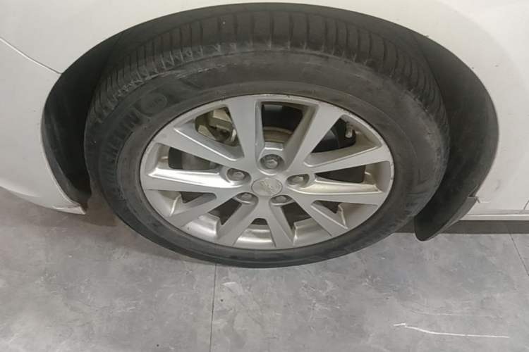 Used Chevrolet Malibu 2014 2.0L Automatic Luxury Edition Left Front Wheel Hub