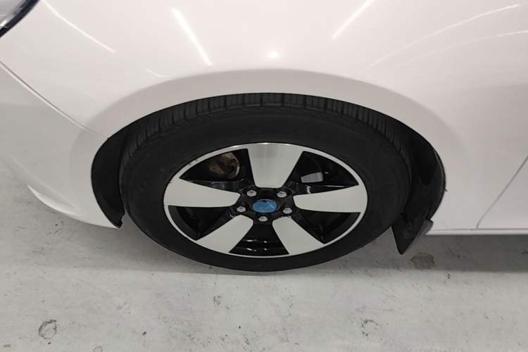 Used Chevrolet Malibu 2014 2.0L Automatic Comfort Edition Left Front Wheel Hub
