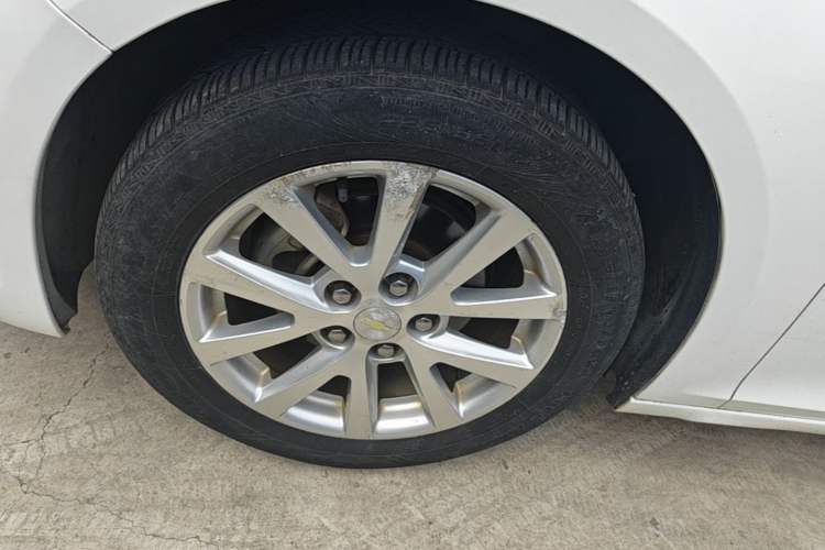 Used Chevrolet Malibu 2014 2.4L Automatic Luxury Edition Left Front Wheel Hub