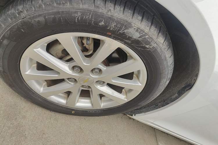 Used Chevrolet Malibu 2014 2.0L Automatic Luxury Edition Left Front Wheel Hub