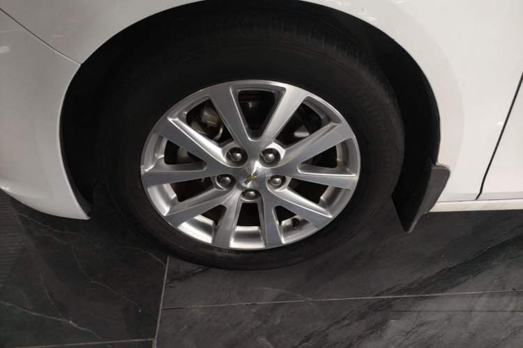 Used Chevrolet Malibu 2014 2.0L Automatic Luxury Edition Left Front Wheel Hub