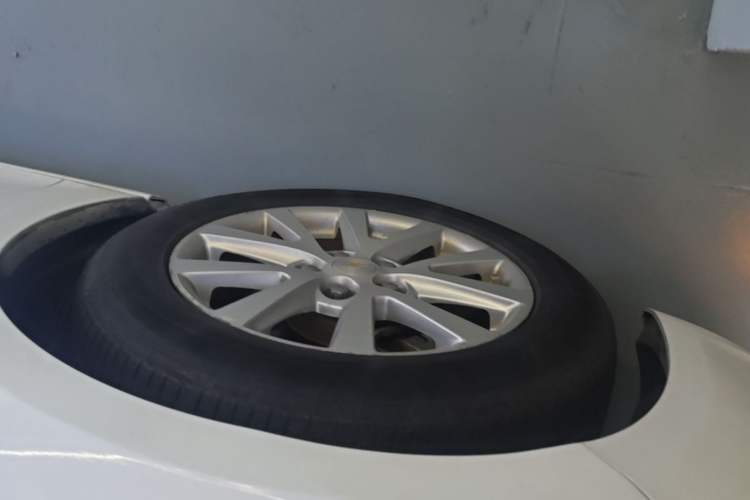 Used Chevrolet Malibu 2014 2.0L Automatic Luxury Edition Left Front Wheel Hub