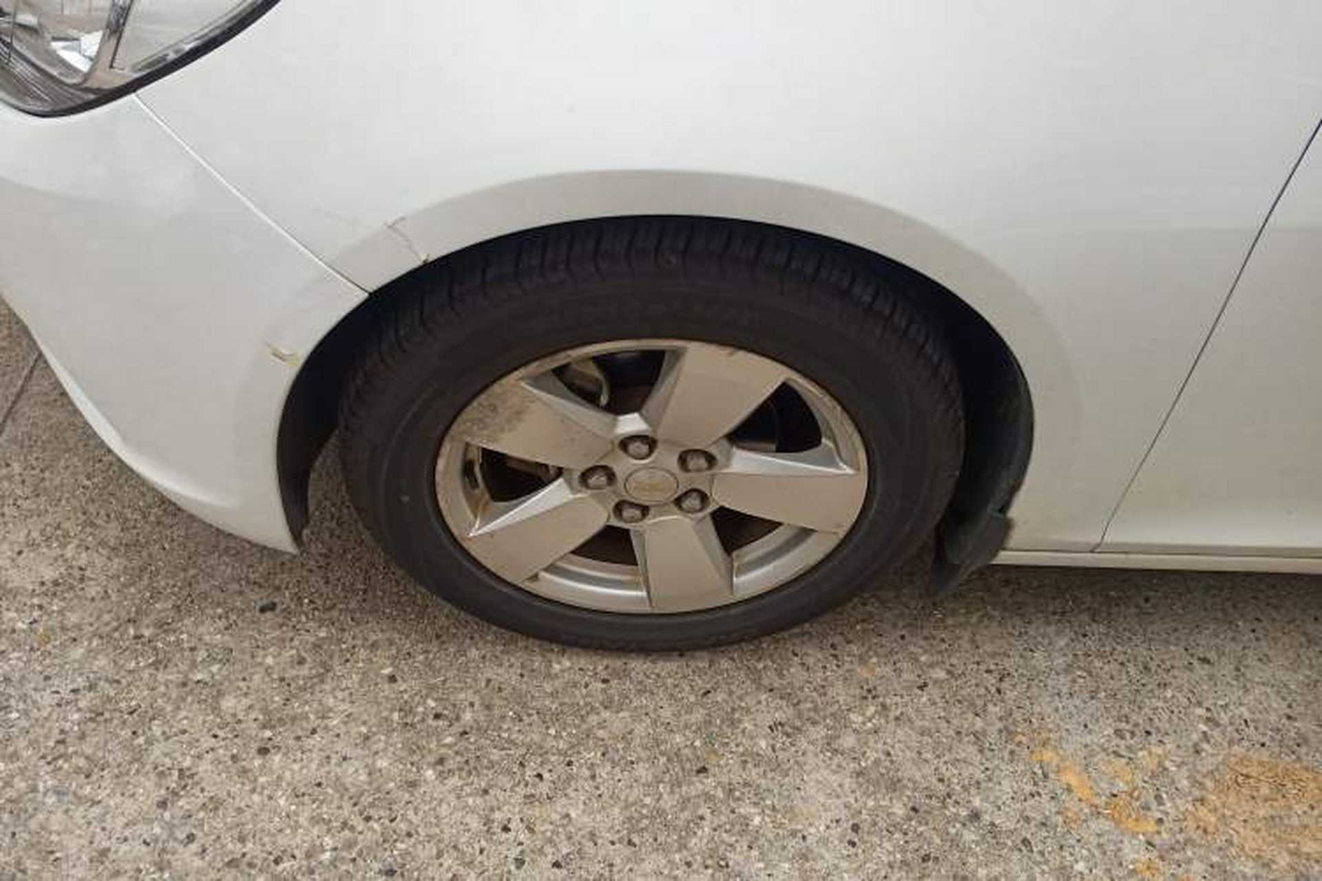 Used Chevrolet Malibu 2014 2.0L Automatic Comfort Edition Left Front Wheel Hub