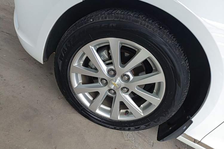 Used Chevrolet Malibu 2014 2.0L Automatic Luxury Edition Left Front Wheel Hub