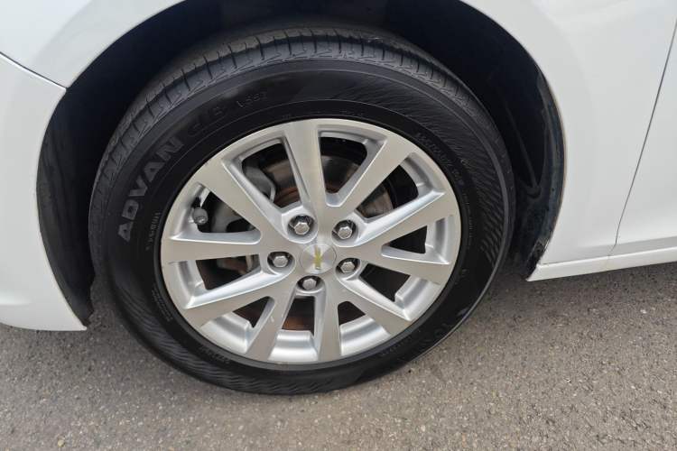 Used Chevrolet Malibu 2014 2.4L Automatic Luxury Edition Left Front Wheel Hub