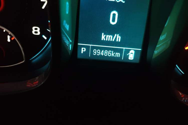 Used Chevrolet Malibu 2014 2.0L Automatic Luxury Edition Odometer Close Up