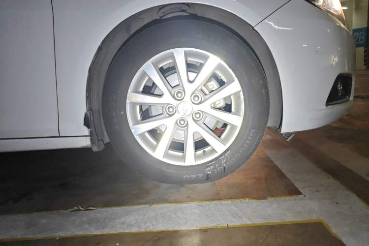 Used Chevrolet Malibu 2014 2.0L Automatic Comfort Edition Right Front Wheel Hub
