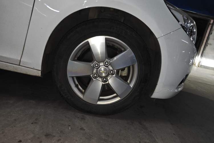 Used Chevrolet Malibu 2014 1.6T Automatic Comfort Edition Right Front Wheel Hub