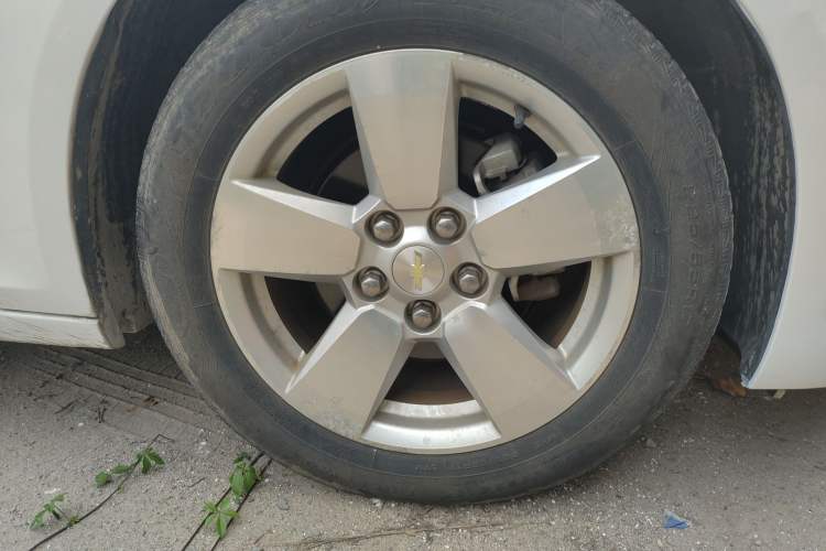 Used Chevrolet Malibu 2014 2.0L Automatic Comfort Edition Right Front Wheel Hub