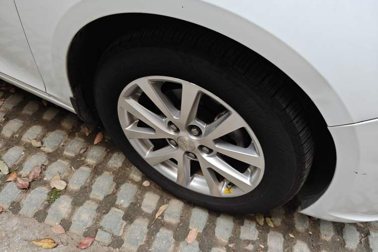 Used Chevrolet Malibu 2014 2.0L Automatic Luxury Edition Right Front Wheel Hub