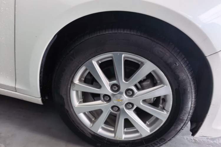 Used Chevrolet Malibu 2014 2.0L Automatic Luxury Edition Right Front Wheel Hub