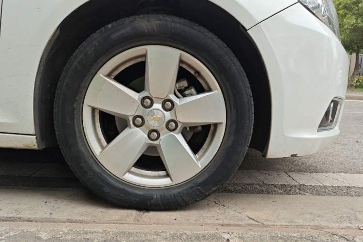 Used Chevrolet Malibu 2014 2.0L Automatic Comfort Edition Right Front Wheel Hub