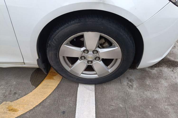 Used Chevrolet Malibu 2014 2.0L Automatic Comfort Edition Right Front Wheel Hub