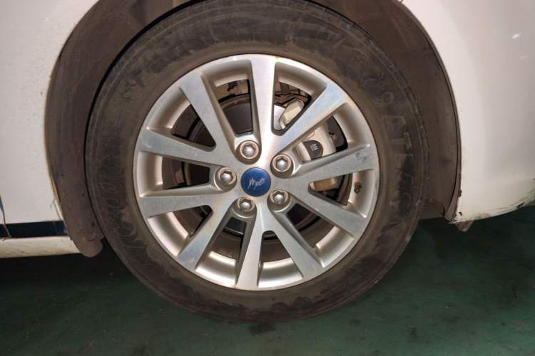 Used Chevrolet Malibu 2014 2.0L Automatic Luxury Edition Right Front Wheel Hub