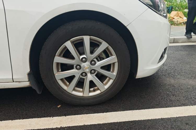 Used Chevrolet Malibu 2014 2.0L Automatic Luxury Edition Right Front Wheel Hub
