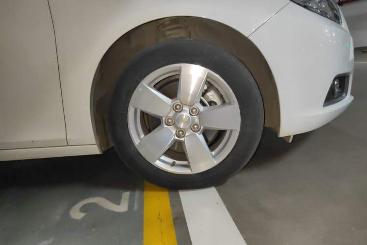 Used Chevrolet Malibu 2014 1.6T Automatic Comfort Edition Right Front Wheel Hub
