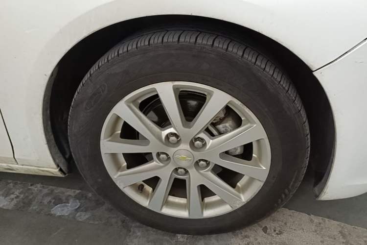 Used Chevrolet Malibu 2014 2.0L Automatic Luxury Edition Right Front Wheel Hub