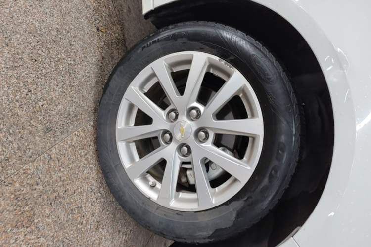 Used Chevrolet Malibu 2014 2.0L Automatic Luxury Edition Right Front Wheel Hub