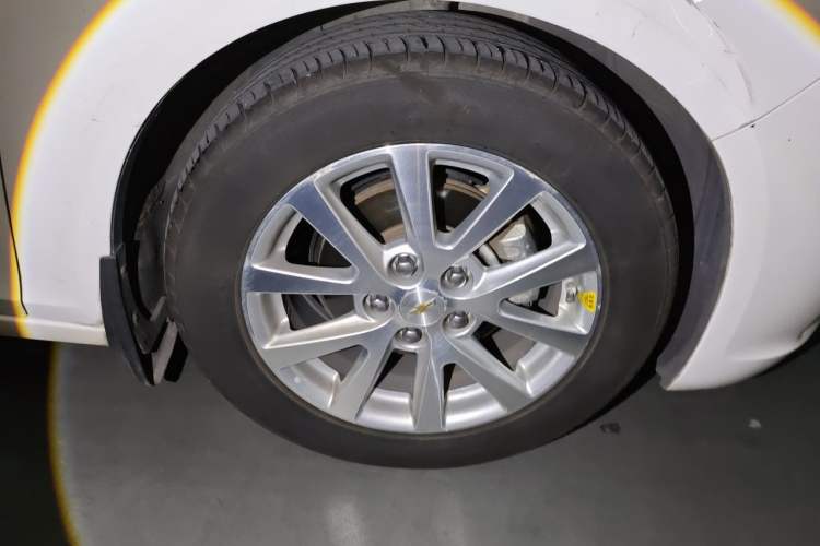 Used Chevrolet Malibu 2014 2.0L Automatic Luxury Edition Right Front Wheel Hub