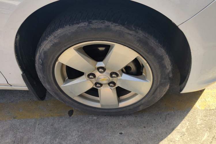 Used Chevrolet Malibu 2014 2.0L Automatic Comfort Edition Right Front Wheel Hub