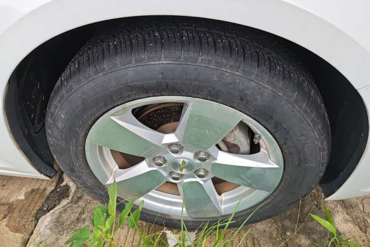 Used Chevrolet Malibu 2014 2.0L Automatic Comfort Edition Right Front Wheel Hub