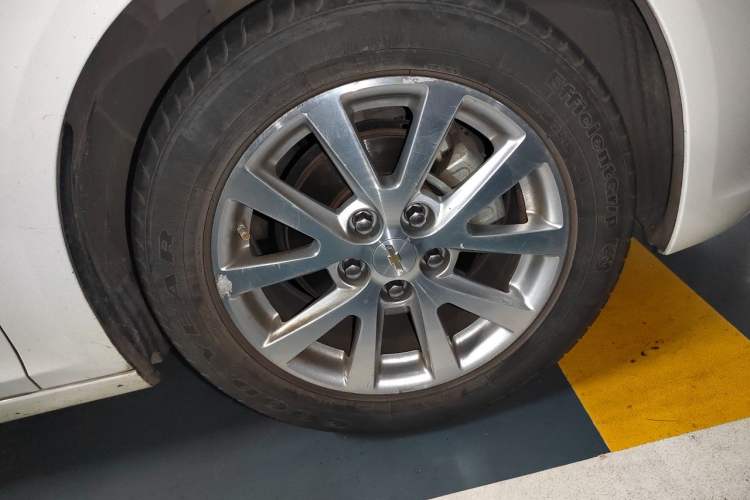 Used Chevrolet Malibu 2014 2.4L Automatic Luxury Edition Right Front Wheel Hub