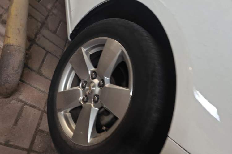 Used Chevrolet Malibu 2014 2.0L Automatic Comfort Edition Right Front Wheel Hub