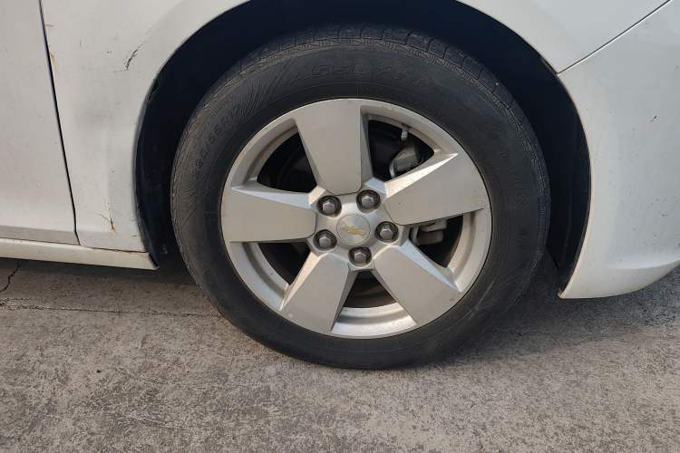 Used Chevrolet Malibu 2014 2.0L Automatic Comfort Edition Right Front Wheel Hub