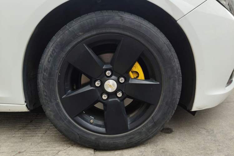 Used Chevrolet Malibu 2014 2.0L Automatic Comfort Edition Right Front Wheel Hub