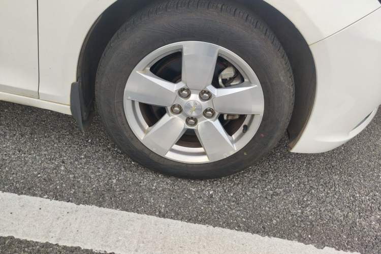 Used Chevrolet Malibu 2014 1.6T Automatic Comfort Edition Right Front Wheel Hub