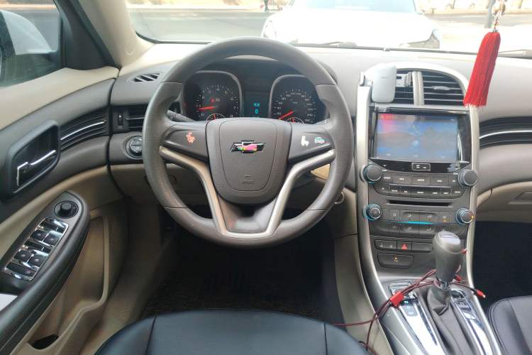 Used Chevrolet Malibu 2014 2.0L Automatic Comfort Edition Steering Wheel