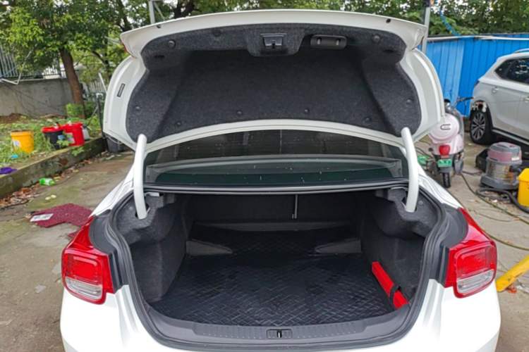 Used Chevrolet Malibu 2014 2.0L Automatic Luxury Edition Trunk