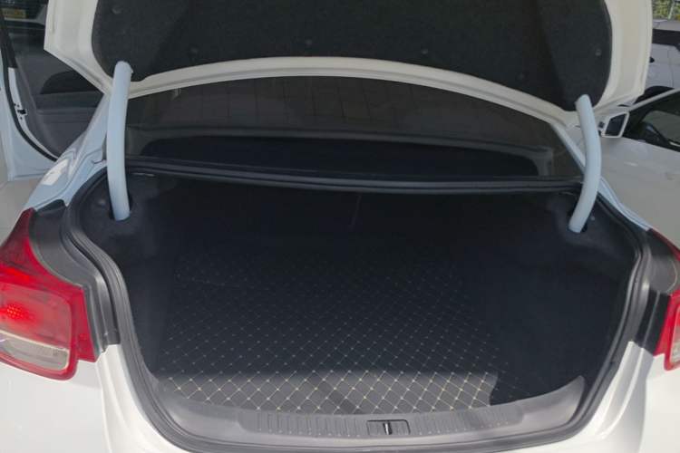 Used Chevrolet Malibu 2014 2.0L Automatic Luxury Edition Trunk