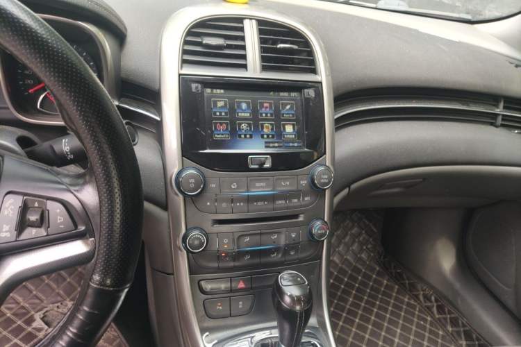 Used Chevrolet Malibu 2014 2.0L Automatic Luxury Edition Audio And AC Panel