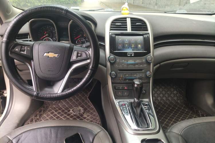 Used Chevrolet Malibu 2014 2.0L Automatic Luxury Edition Center Console